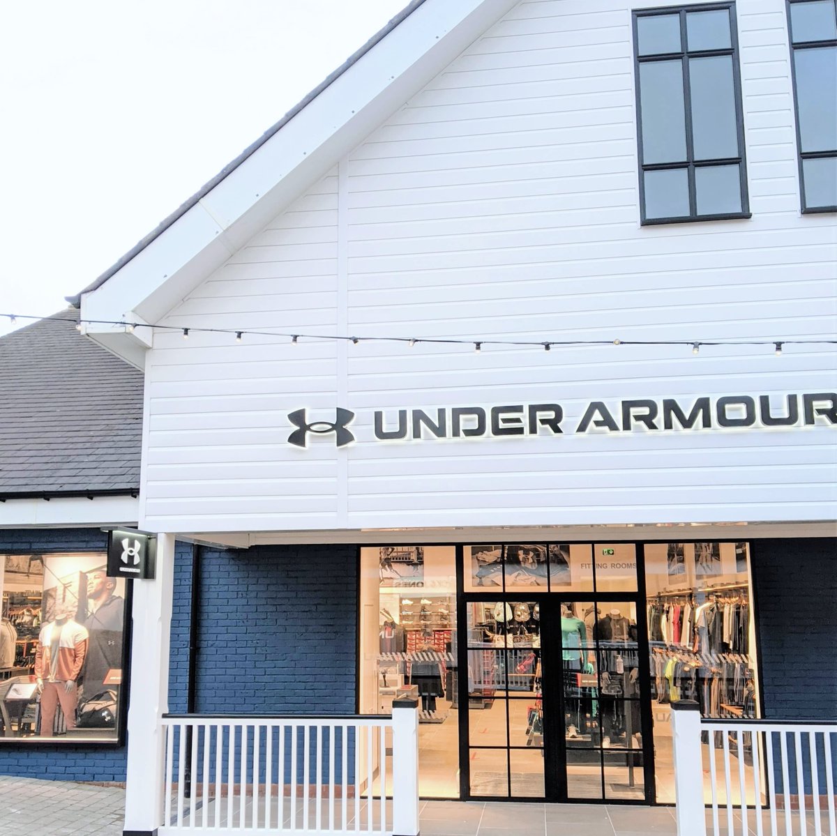 BraintreeVill's tweet image. Sportswear giant @UnderArmour has opened at Braintree Village! 💪  

To celebrate, the store is offering a free limited-edition Under Armour x Braintree Village sports bottle to guests that spend over £50 (while stocks last). Don&apos;t miss out! 🏃‍♀️💨  &amp;gt;&amp;gt; bit.ly/3qkNnAO