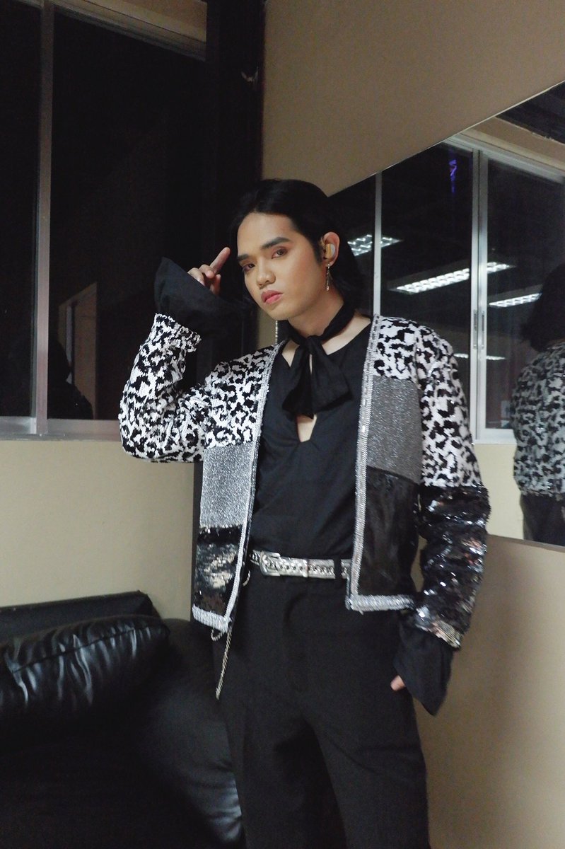 markranque2's tweet photo. SB19 @imszmc π₯π
SB19's online concert outfits styled by yours truly. @markranque β¨π
assisted by : @jamesdevera_
Thank you so much for having me as your stylist, @SB19Official and @showbtph . Thank you so much also, A'TIN. ππ»
#SB19 #styledbymarkranque #ranquestyling https://t.co/oT8TS7Nb5T
