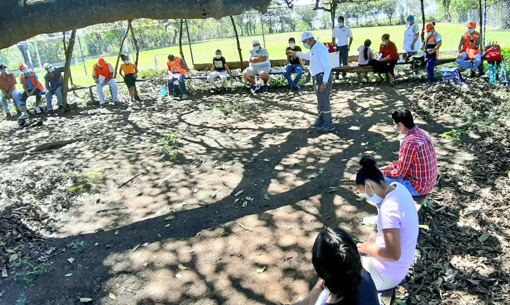 CruzRojaSal's tweet photo. Nuestros Voluntarios  de Cruz Roja Salvadoreña, Seccionale Chinameca imparten la charla de Primeros Auxilios a la Comisión Comunal de el Cantón Chambala del referido municipio, esta acción se realiza como parte del sistema de @PROCIVILSV. https://t.co/TxNtsiIgKP
