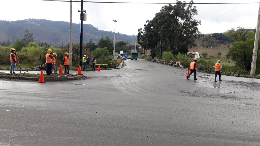 Subz6M's tweet photo. #MTOPInforma: esta mañana se ejecutará un bacheo sobre el puente Guangarcucho y sus accesos, #Cuenca. 
Equipo técnico y obrero se prepara para iniciar labores con apoyo de @AsfaltarEP y @CTEcuador.
Se recomienda transitar por la Panamericana Norte para evitar embotellamientos. https://t.co/fVX5TCTiIS