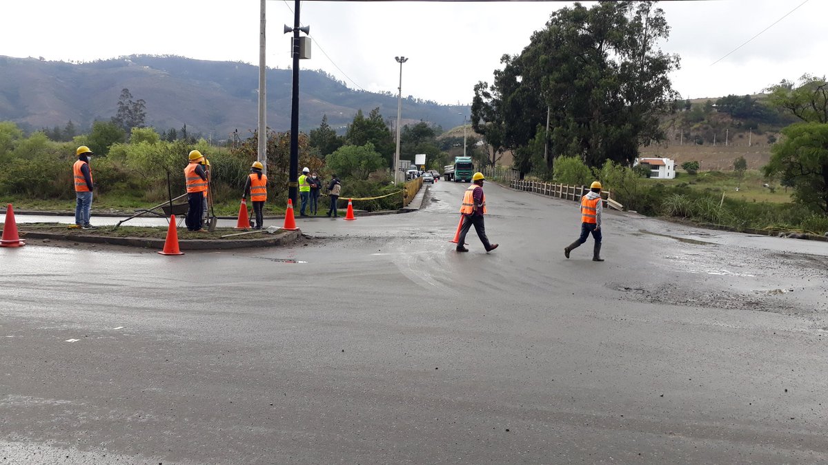 Subz6M's tweet photo. #MTOPInforma: esta mañana se ejecutará un bacheo sobre el puente Guangarcucho y sus accesos, #Cuenca. 
Equipo técnico y obrero se prepara para iniciar labores con apoyo de @AsfaltarEP y @CTEcuador.
Se recomienda transitar por la Panamericana Norte para evitar embotellamientos. https://t.co/fVX5TCTiIS