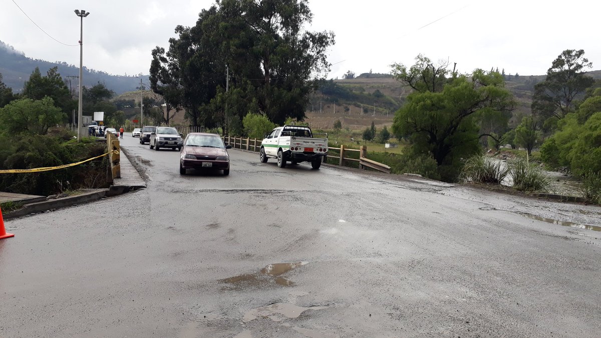 Subz6M's tweet photo. #MTOPInforma: esta mañana se ejecutará un bacheo sobre el puente Guangarcucho y sus accesos, #Cuenca. 
Equipo técnico y obrero se prepara para iniciar labores con apoyo de @AsfaltarEP y @CTEcuador.
Se recomienda transitar por la Panamericana Norte para evitar embotellamientos. https://t.co/fVX5TCTiIS