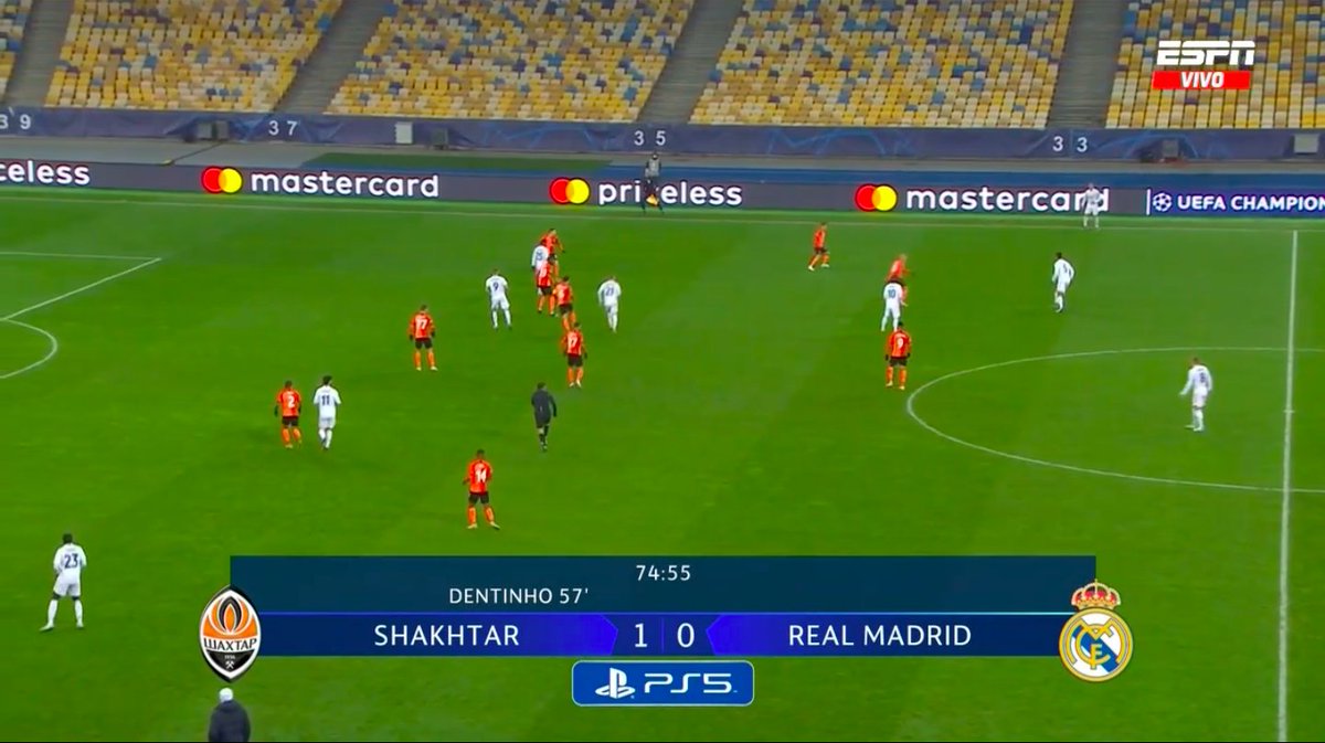 Real Madrid’s main problem in attack: lack of fitting profiles. The following pictures perfectly show what Real Madrid are lacking in attack. Despite Shakhtar maintaining a mid-block, Real Madrid failed to exploit the space. (1/6) #rmalive