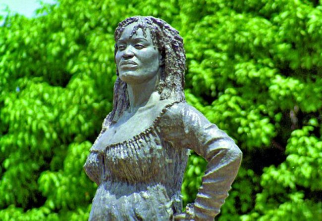 En cette Journée mondiale pour l'abolition de l'#esclavage, saluons l'hommage de la #mairiedeparis
à la "mûlatresse" Solitude, figure de la résistance des esclaves, lors de l'inauguration du Jardin Solitude dans le 17ème Arrondissement.