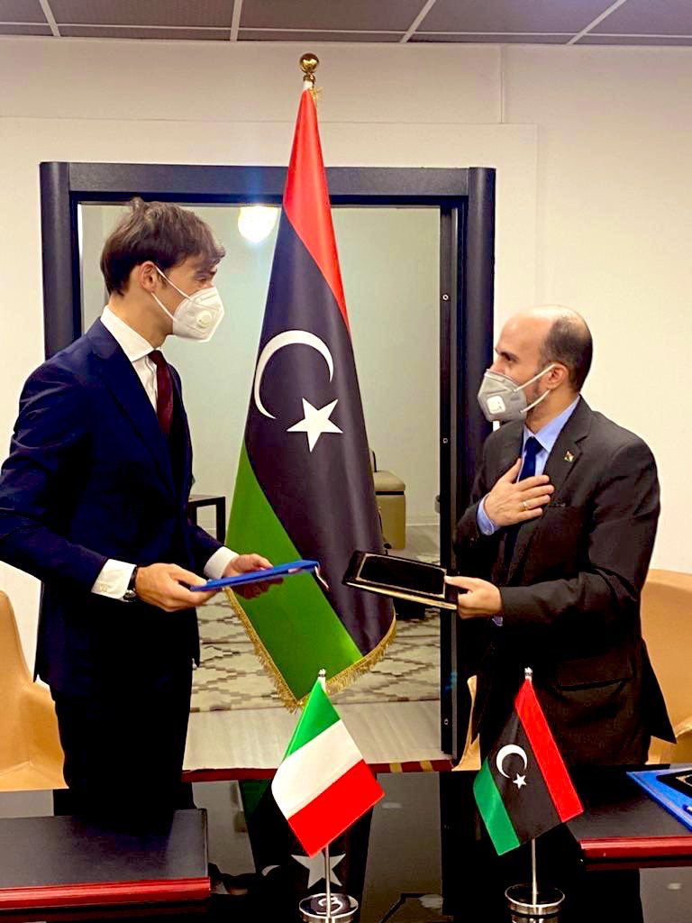ItalyinLibya's tweet photo. سيتم تدريس اللغة الإيطالية 🇮🇹رسميًا في المدراس الثانوية الليبية🇱🇾 إنطلاقاً من العام الدراسي 2020/2021! التوقيع على مذكرة تفاهم اليوم في #طرابلس مع وزير التعليم، سعادة العماري زايد لتدريب معلمين جدد من #ليبيا في #إيطاليا https://t.co/Bs2kthxFoE