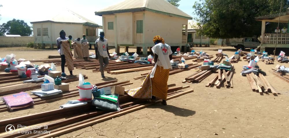 Dans le cadre de la réponse aux inondations a l’Extrême Nord du Cameroun, des distributions de kits d'abris d'urgence et kits eau, hygiène et assainissement a 1,531 ménages sont en cours par <a href="/CroixRougeCam/">Cameroon Red Cross</a>, ici a Kai-Kai, Mayo-Danay