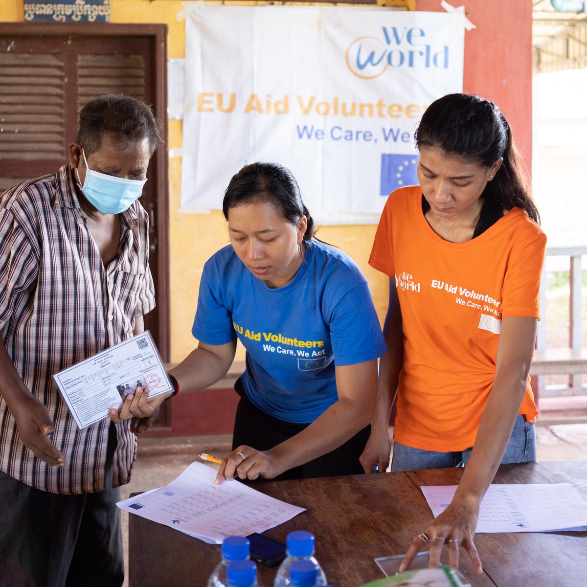 WeWorldGlobal's tweet photo. Volunteers are (once again) showing how much their contribution is needed so that humanitarian agencies can support the world's most vulnerable communities. What would we do without them? We hope we won't have to discover it!
#TogetherWeCan #IVD2020 #NotWithout #EUAidVolunteers https://t.co/UdNlc752yD