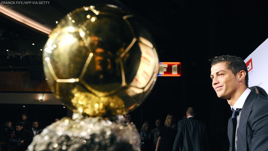 лионель месси золотой мяч. кристиано роналдо 2017 золотой мяч. 5 золотой мяч. криштиану роналду с 5 золотыми мячами. роналдо криштиану роналду золотой мяч.