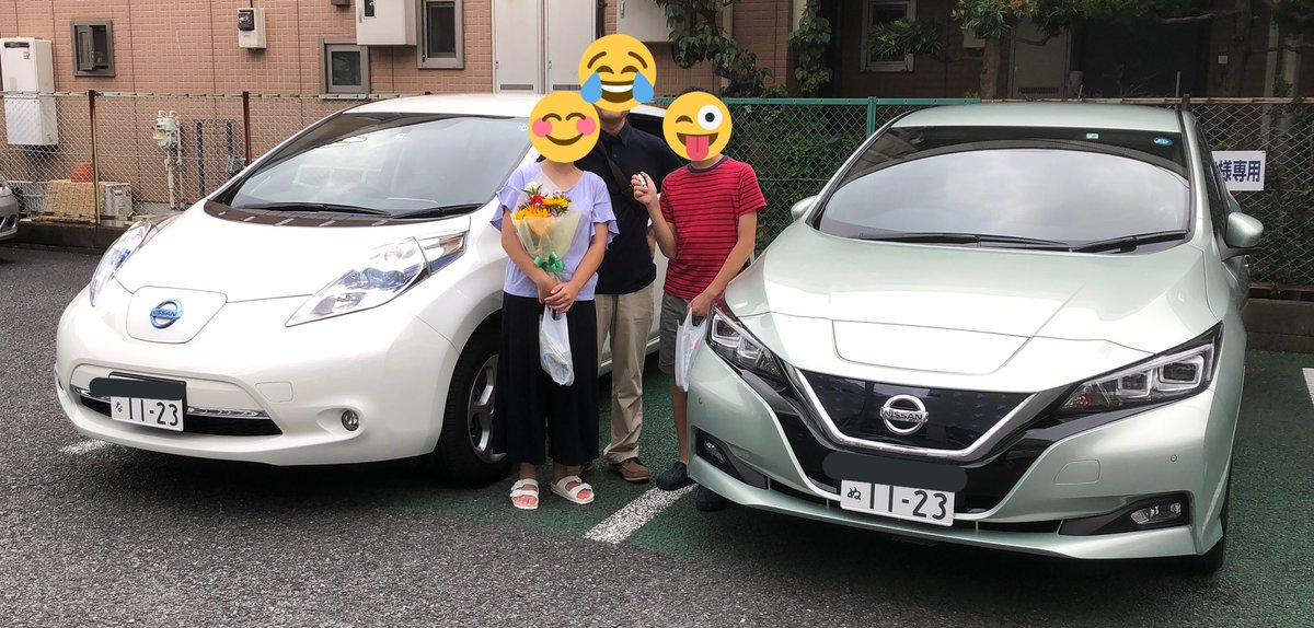 はるちん 日産リーフ10周年 10周年早い 13年7月から18年8月まで乗ったリーフ 左 と18年8月から今日まで乗っているリーフ 右 2年ちょっと前の乗り換えの日には販社で担当営業さんから花束を頂きました もうガソリン車には戻れない