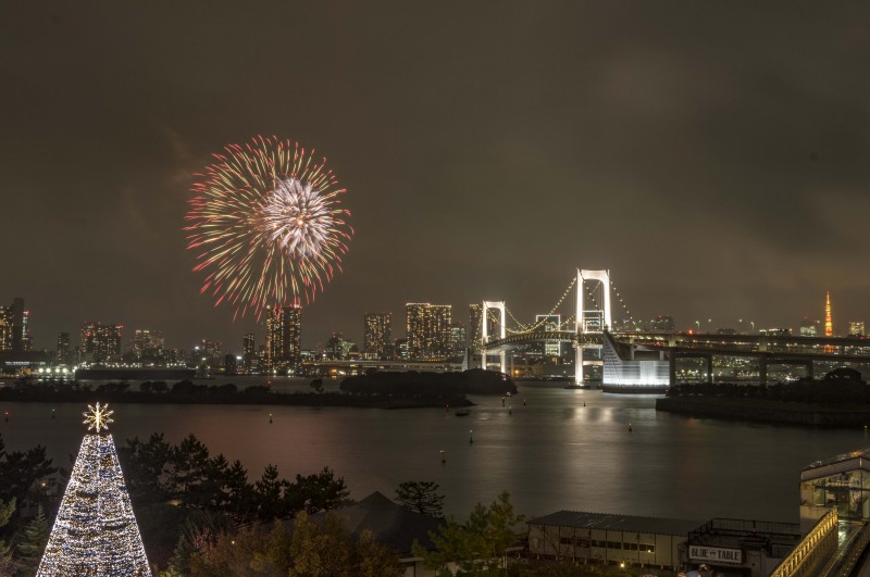 クリスタル お台場サプライズ花火 生憎の雨でしたがお台場から見る今年最後の花火かな 何の花火かは不明ですが 内容的にプライベート花火関係かな 花火 お台場 レインボーブリッジ クリスタル お台場サプライズ花火 生憎の雨でしたがお台場から見る今年最後の花火かな 何の花火かは不明ですが 内容的にプライベート花火関係かな 花火 お台場 レインボーブリッジ