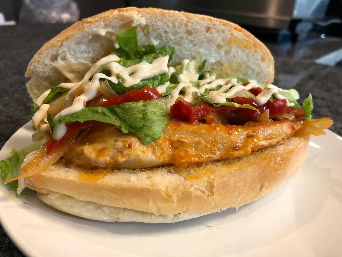 VienaDoCastelo's tweet photo. Lunch specials for today!!! #vienadocastelo #portuguesefood #inthekitchenwithana🇵🇹 #supportlocal #smallbusiness #doordash #skipthedishes #bitoque #roastedpotatoeswithchouriço #piripirichicken #sandwiches #vegetablesoup #bitoque #codcakes #salad #staysafe https://t.co/JnhY3fbgG7