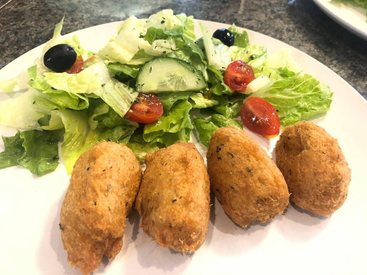 VienaDoCastelo's tweet photo. Lunch specials for today!!! #vienadocastelo #portuguesefood #inthekitchenwithana🇵🇹 #supportlocal #smallbusiness #doordash #skipthedishes #bitoque #roastedpotatoeswithchouriço #piripirichicken #sandwiches #vegetablesoup #bitoque #codcakes #salad #staysafe https://t.co/JnhY3fbgG7