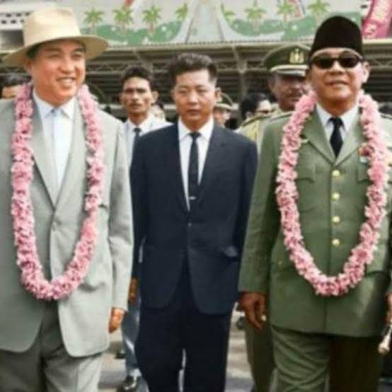 Sebaliknya pada April 1965, Kim Il Sung berkunjung ke Indonesia. Lawatan ini menjadi lawatan perdana Kim Il Sung ke negara non-komunis.Sumber foto: Historia