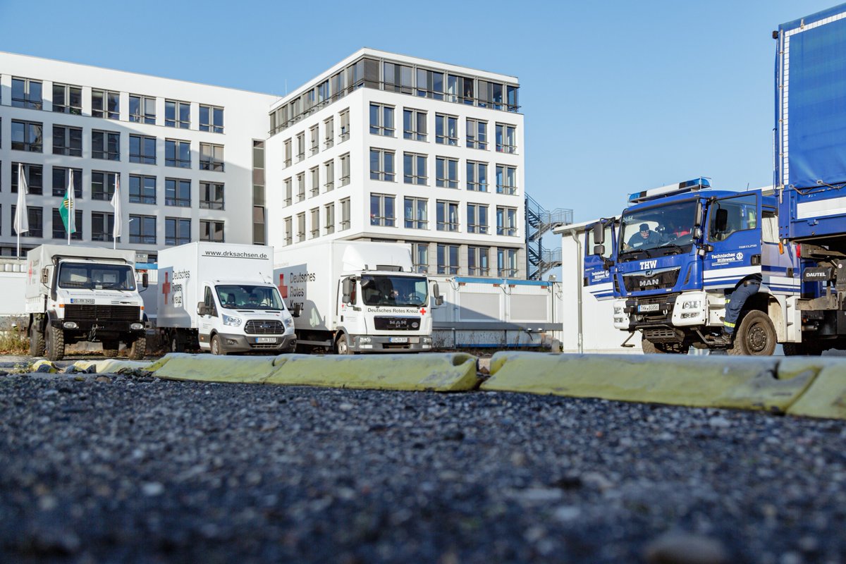 Wir schaffen Platz 🚛📦👷‍♂️ für die Ausstattung der #Impfzentren im Freistaat #Sachsen.

Zusammen mit dem #THW wird nicht dringend gebrauchtes Material in andere #DRK Logistikhallen transportiert. Der #Impfstoff selbst wird nicht bei uns gelagert.

Infos 📲 bit.ly/3qkVQnP