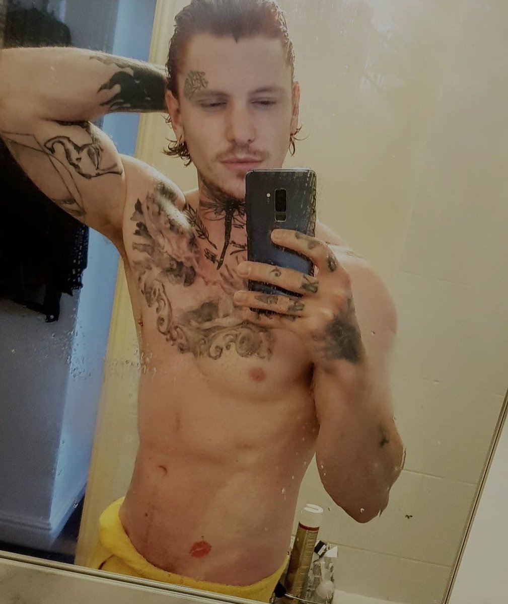 AGingerPrince's tweet photo. A nice shower to start the day. 😈😏 https://t.co/9KLhehMeew
