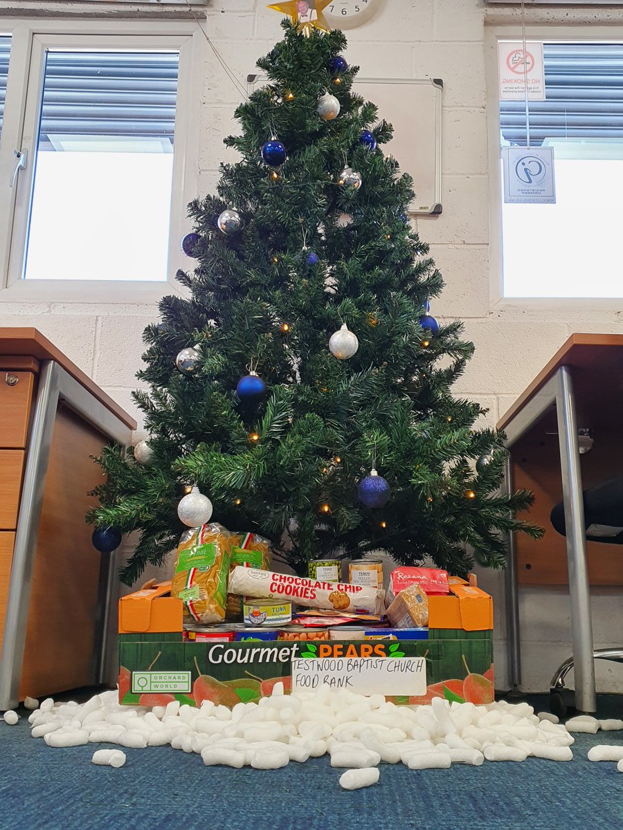 sufixprecast's tweet photo. Fantastic effort by the Su-Fix team with their foodbank donation to @testwoodbaptist ,they supply over 60 boxes to people that need them #food #wellness #local #community https://t.co/agHeFiEVeT