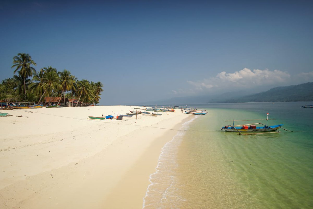 Pulau Pisang. 😍😍

Pantainya yg bersih, kearifan lokalnya masih sangat2 terjaga. 

Catatan Penting: Kalau di sini gak boleh BIKINI an lho..

#PiknikPakaiMasker