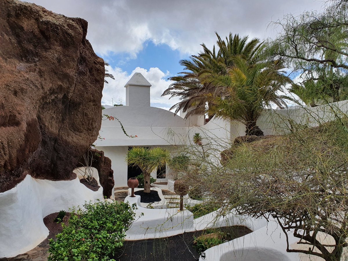 krisporelmundo's tweet photo. Una de las casas que diseño César Manrique en #lanzarote es Lagomar, una impresionante vivienda que parece un laberinto sacado de un sueño. Perteneció a Omar Shariff y cuentan que la perdió en una partida de bridge ♥️♣️♦️♠️ @MadridTB @wircky @canarias_es @Lanzarote_Fun https://t.co/YcxcFUBeWg
