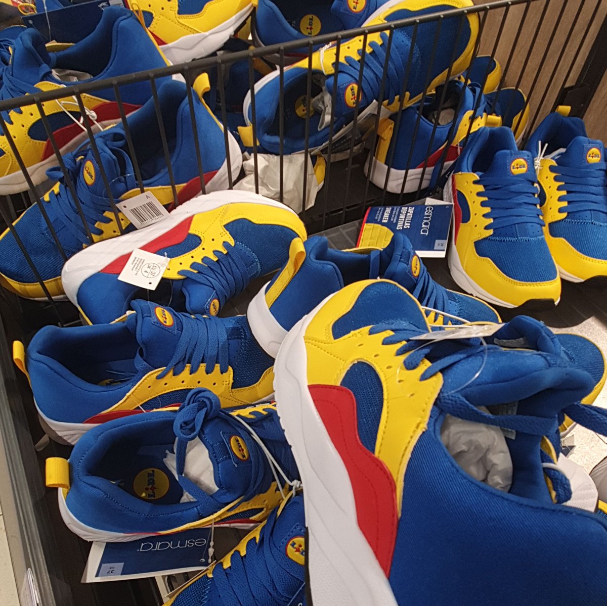 pedromamede's tweet photo. ... estou no paraíso! 😎 #Lidl #LidlFan #LidlFanCollection #LidlChristmas https://t.co/Gnay0iGHaX