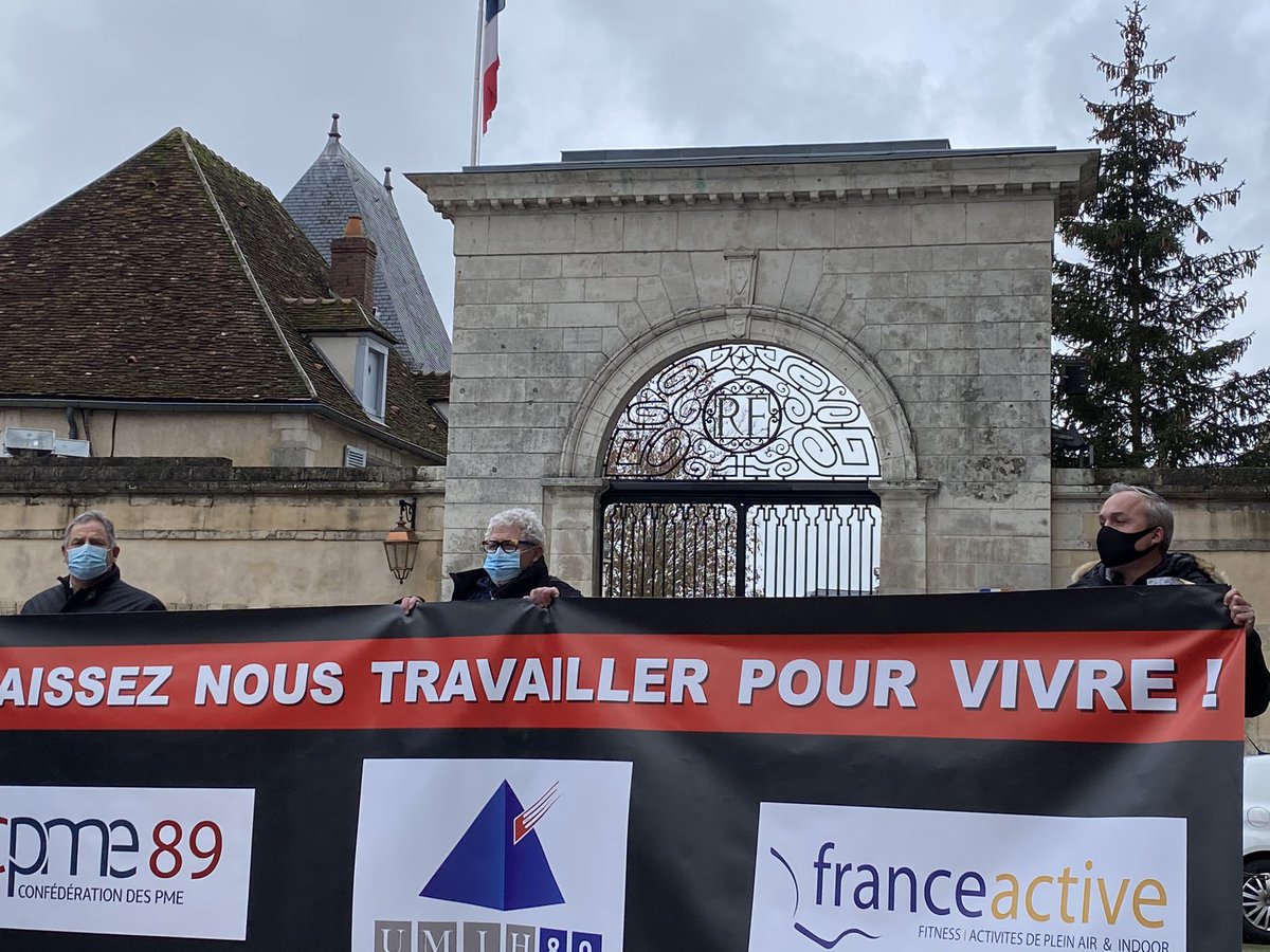 Plus d’une cinquantaine de personnes au rendez-vous pour l’heure. La majorité en noir, afin de symboliser des commerces en péril face à l’absence de réouverture envisagée avant le 20 janvier. https://t.co/wCanCdi1Y8