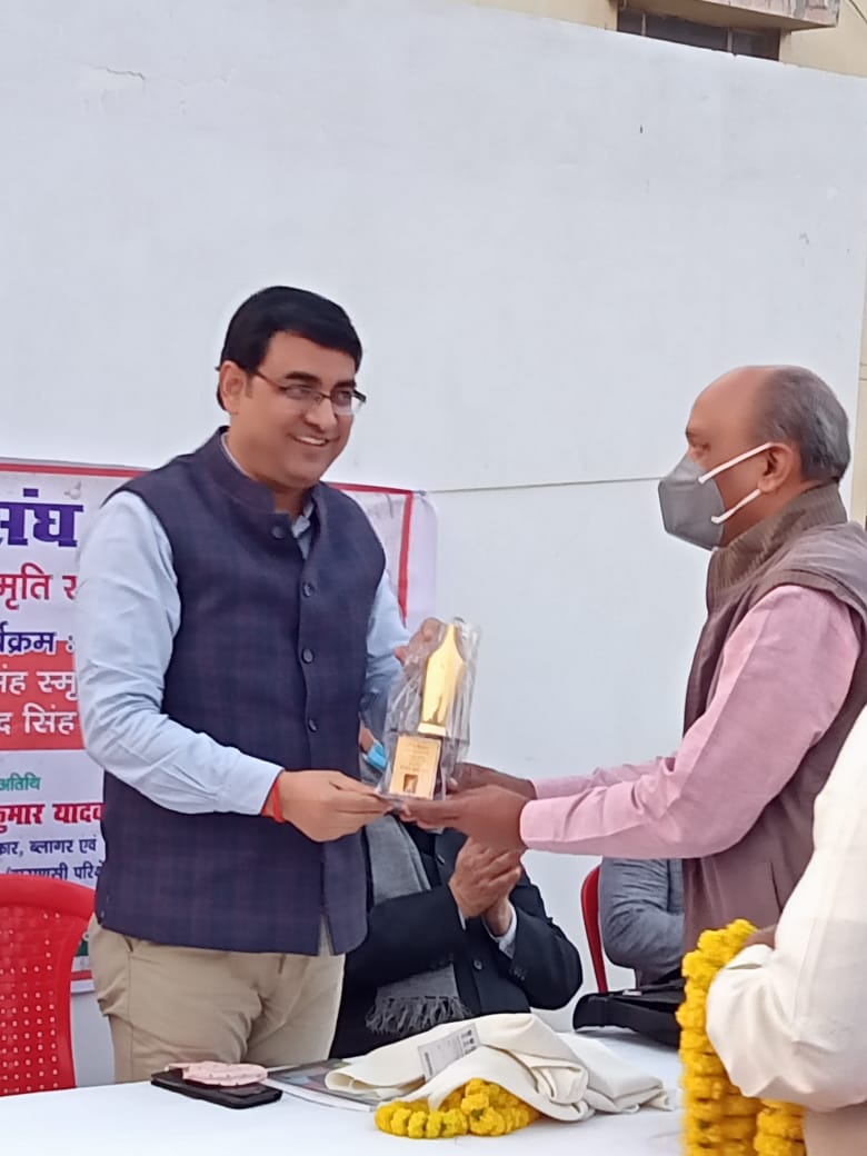 kkyadava's tweet photo. साहित्यिक संघ #वाराणसी एवं #ठाकुर_प्रसाद_सिंह स्मृति साहित्य संस्थान के तत्वाधान में आयोजित कार्यक्रम में  'सोच विचार' साहित्यिक #पत्रिका के 'ठाकुर प्रसाद सिंह एकाग्र' का विमोचन किया। 

#Hindi #Magazine #Varanasi #हिंदी #KrishnaKumarYadav #KKYadav #Krishna #PostmasterGeneral https://t.co/eIDt1ICNYw