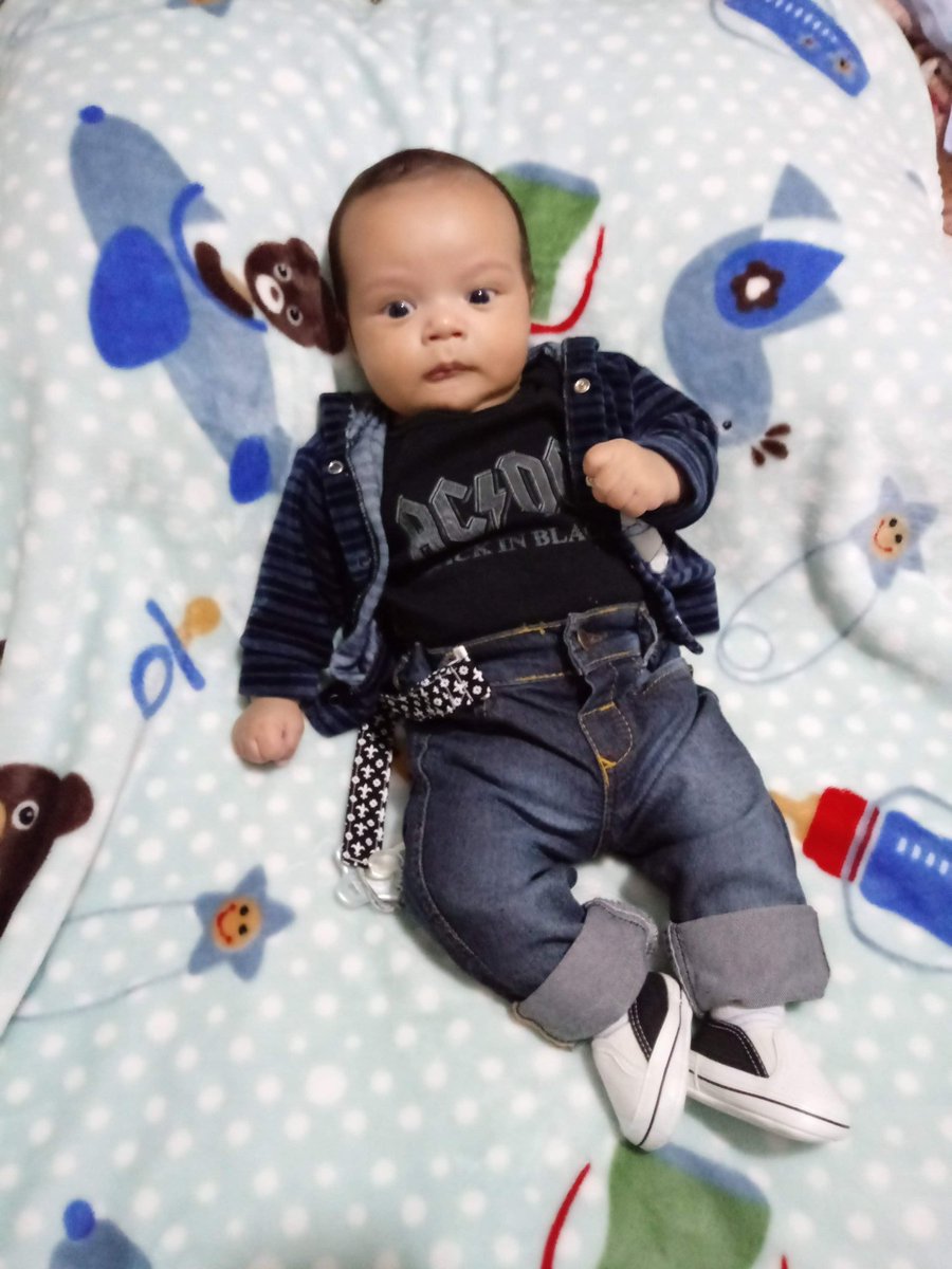 evandrolst's tweet photo. #camisetarock89 @zeluizlhesdiz @DoBalacobaco89 @yuridanka @RafaRondelli Olha o meu bebê com a camiseta do #ACDC https://t.co/Kb1Vq3hXbN