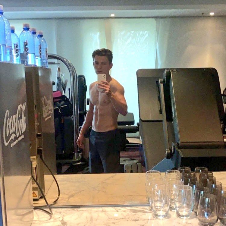 themarvelparker's tweet photo. tom holland out here always posting a sexy mirror selfie then a video of him being a soft dork after https://t.co/u0UipXZ9K6