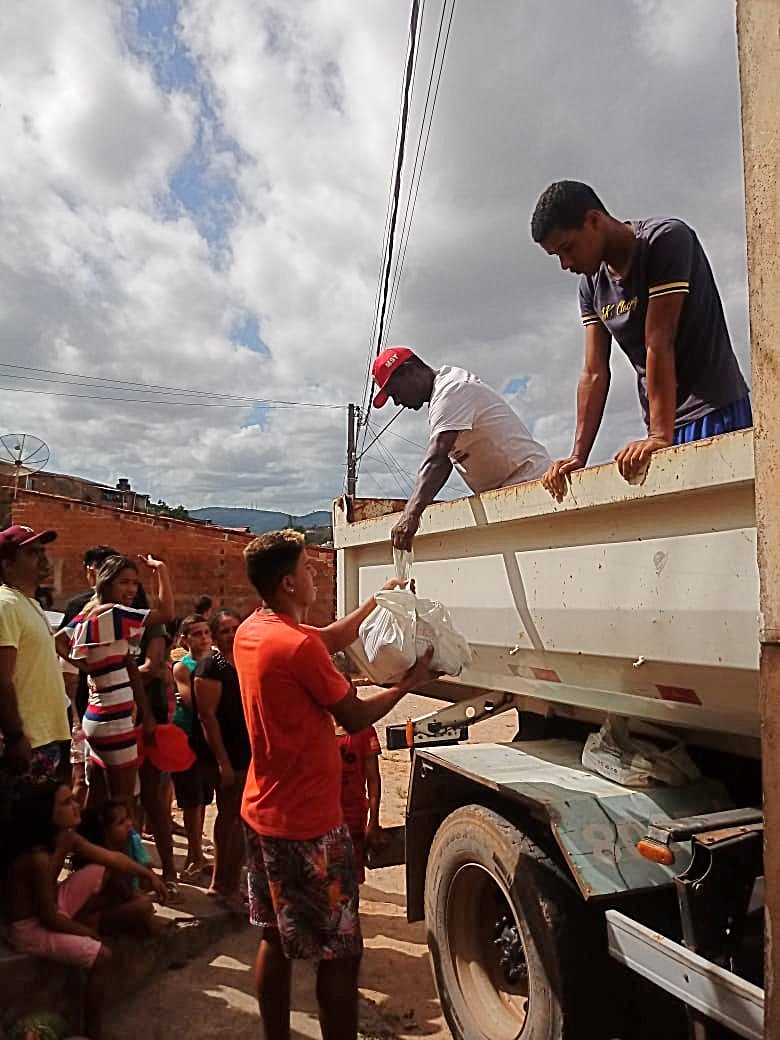 MST_Oficial's tweet photo. 🚩✊🏾 Ainda como parte das ações do Dia Estadual de Luta Contra a Violência e a Impunidade no Campo e na Cidade, 2 toneladas de alimentos foram doadas na cidade de Flexeiras (AL).
15 anos de impunidade!
#JaelsonVive
#BastaDeViolênciaNoCampo #AlimentoSaudávelÉumDireito https://t.co/n88tJ4CgCD