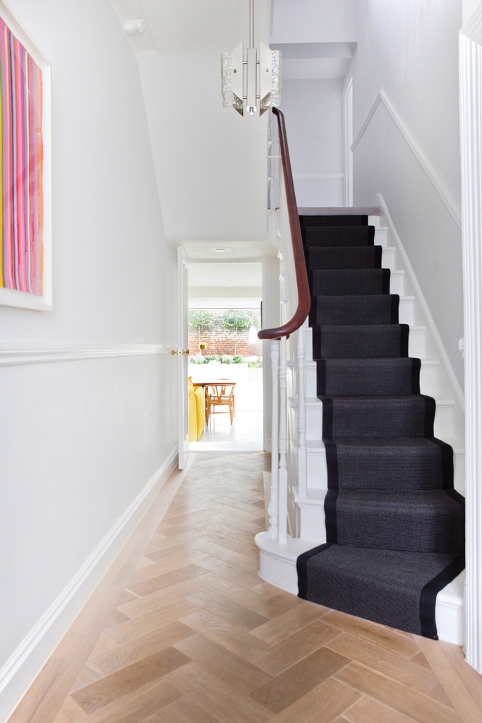 Spare a thought for your hallways💛

Whilst hallways and landings are not spaces we spend time in, their purpose is to lead us to other rooms. ✨

We 😍 ⁠the line of sight to the kitchen and the garden beyond from this #hallway.

#londonarchitects #builder #interior #london
