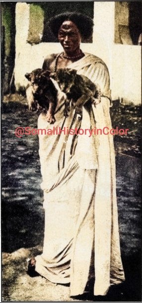 ColorSomali's tweet photo. The #Somalis are renowned for their entrepreneurial skills world wide and gained respect

A young Somali trader is selling luxurious wild tigers and shipping them to as far as to the emperors of #China, #Korea and #Japan. Picture taken 1900s

#somalia #mogadishu #Africa #elegant https://t.co/oFtfZMJe6c