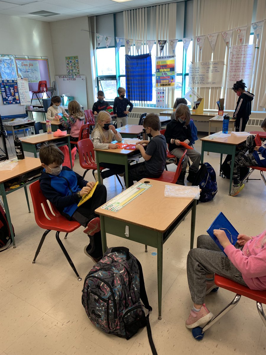 Chabot_secondST's tweet photo. Ce matin c’est la bataille des formes congruentes avec les géo-plans. @tdsb_secondst @TDSB_fsl @tdsb @DebbieDonsky https://t.co/yyorDvifsr