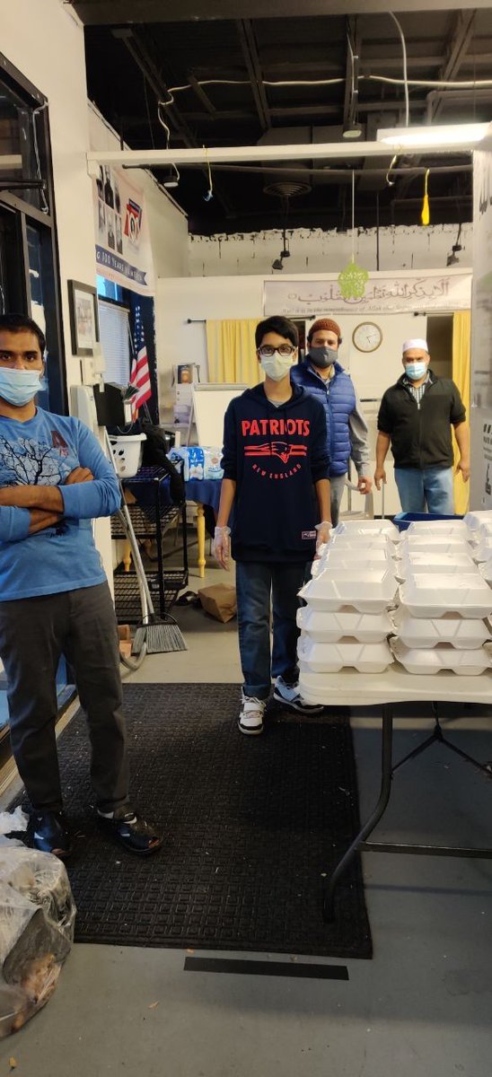 MuslimYouthUSA's tweet photo. Our #MuslimYouth of @AmyaFitchburg started their #Thanksgiving by building food boxes and distributing them out on the street to the those in need. #WhatMuslimsDo #FeedingOneMillion #MuslimYouthGiveThanks #ThankfulToAllah #GivingBack. https://t.co/bETw62yNbe