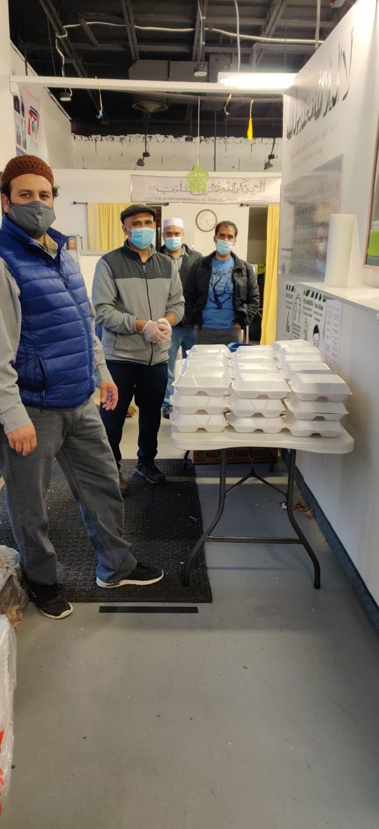 MuslimYouthUSA's tweet photo. Our #MuslimYouth of @AmyaFitchburg started their #Thanksgiving by building food boxes and distributing them out on the street to the those in need. #WhatMuslimsDo #FeedingOneMillion #MuslimYouthGiveThanks #ThankfulToAllah #GivingBack. https://t.co/bETw62yNbe