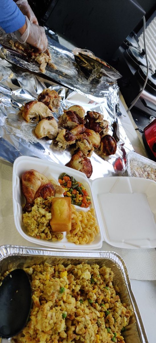 MuslimYouthUSA's tweet photo. Our #MuslimYouth of @AmyaFitchburg started their #Thanksgiving by building food boxes and distributing them out on the street to the those in need. #WhatMuslimsDo #FeedingOneMillion #MuslimYouthGiveThanks #ThankfulToAllah #GivingBack. https://t.co/bETw62yNbe