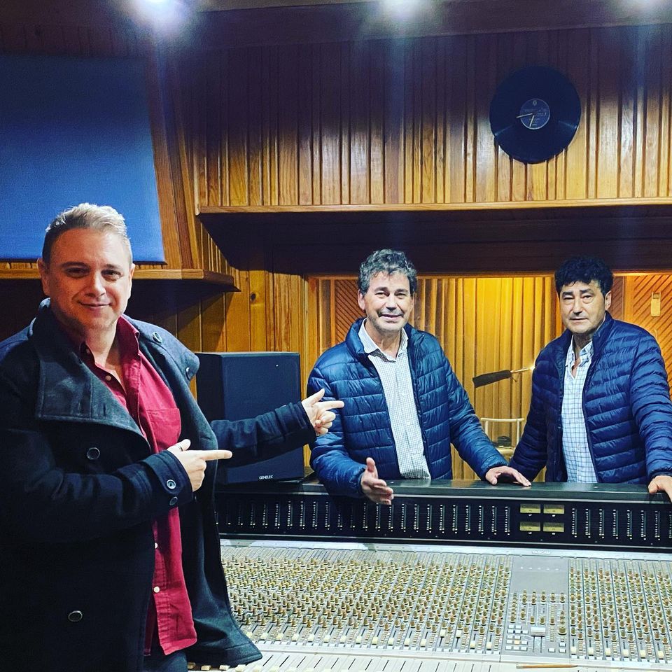 MuseoSevillanas's tweet photo. 🖼 En estas fechas, el grupo REQUIEBROS se encuentra en plena grabación de su próximo trabajo discográfico, en los estudios La Moyareja y con los arreglos musicales de Francisco Carmona.
Se trata de un disco muy especial, en el que el grupo celebra sus 40 años en la música. https://t.co/dmbaWLSF2O