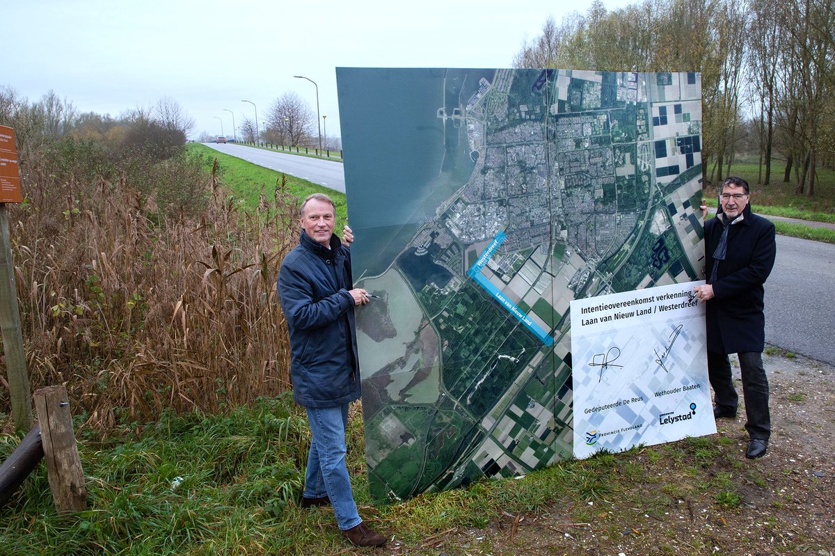 FlevoWegen's tweet photo. Gedeputeerde @jandereus1 en wethouder Luc Baaten van @gem_Lelystad hebben het startsein gegeven voor een verkenning voor nieuwe wegen rond #Lelystad. Meer weten: https://t.co/n6VcM4tRjR https://t.co/cJKNp2QXc9