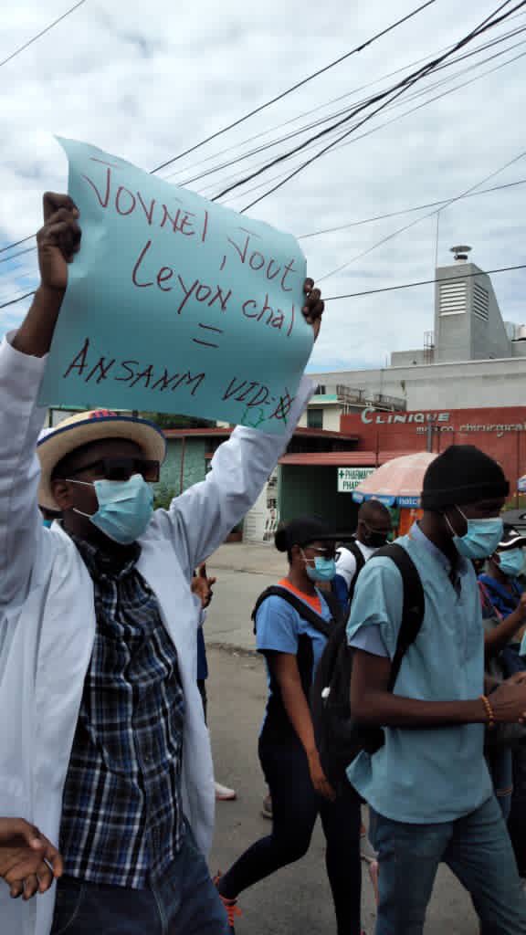 papposthaiti's tweet photo. Médecins et étudiants gagnent une nouvelle fois les rues ce mercredi pour exiger le droit de vivre dans leur pays. Un sit-in se tient actuellement en face de la Faculté de médecine et de pharmacie. Les citoyens exaspèrent. Le gouvernement, impuissant, appelle à la vigilance. https://t.co/nTOIS1mKpE