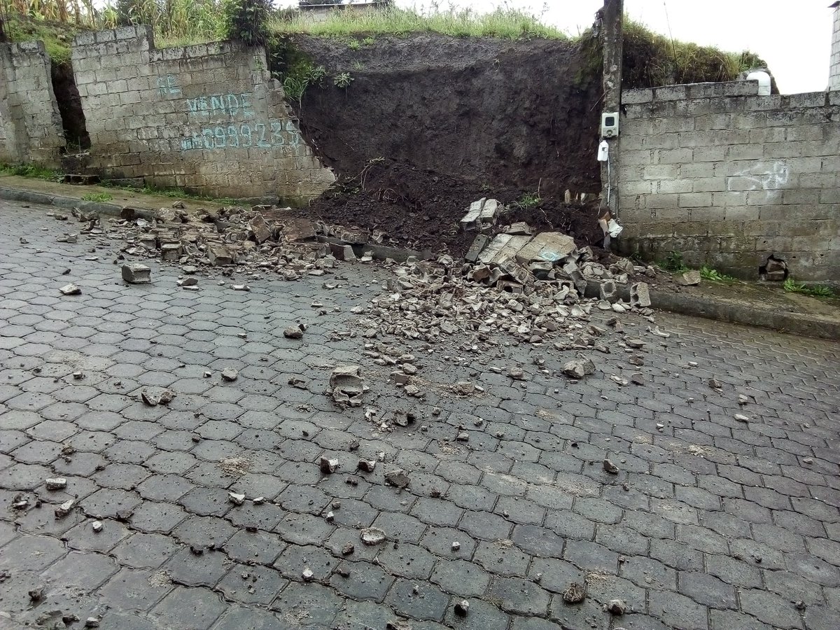 KhrisMH's tweet photo. .@ECU911_ por favor solicito su gentil ayuda. Al frente de mi casa se cayó un muro y está peligroso tanto para peatones como para vehículos. Direc: calle Gabriel Calderón y Lizardo García, barrio Paraíso de los Pinos, sector Conocoto. @ECU911Quito @BomberosQuito @MunicipioQuito https://t.co/x2t5EXs08f