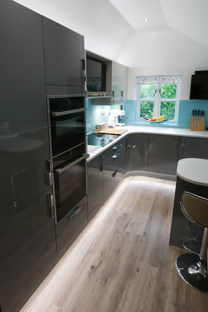 BWW_BUXTON's tweet photo. We don't just do kitchens here at Buxton Woodwork, this property recently had a kitchen and flooring throughout, glass balustrades and fitted bedroom furniture all supplied by us. The kitchen, an Alta Gloss door in Dusk & Pearl Grey. #MyNeffKitchen #kitchens #frankeuk #karndean https://t.co/bd1TDyYZdY