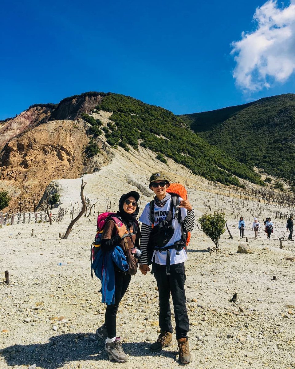 Tak peduli apa yang ada dipuncak, sebab menikmati perjalanan adalah sebuah kewajiban. 
Bercanda gurau, tertawa bersama, lalu sama-sama membuat guyonan untuk dijadikan sebuah memory kenangan dalam setiap perjalanan.
.
.
📍Hutan Mati Gunung Papandayan
#papandayan #gunungpapandayan