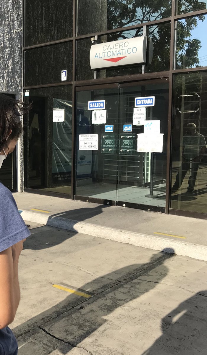 ary_va's tweet photo. @Telmex que mal servicio en Telmex Colima, tienen a las personas haciendo fila en pleno sol, sin importar la edad o condiciones físicas. Sugerencia: toldos, una asesor afuera orientando de los servicios para agilizar https://t.co/CeIEpV2jPX