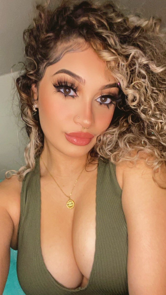 lilbootytatt's tweet photo. only begging that I do is me begging your pardon 🤧 https://t.co/rTFF256bkH