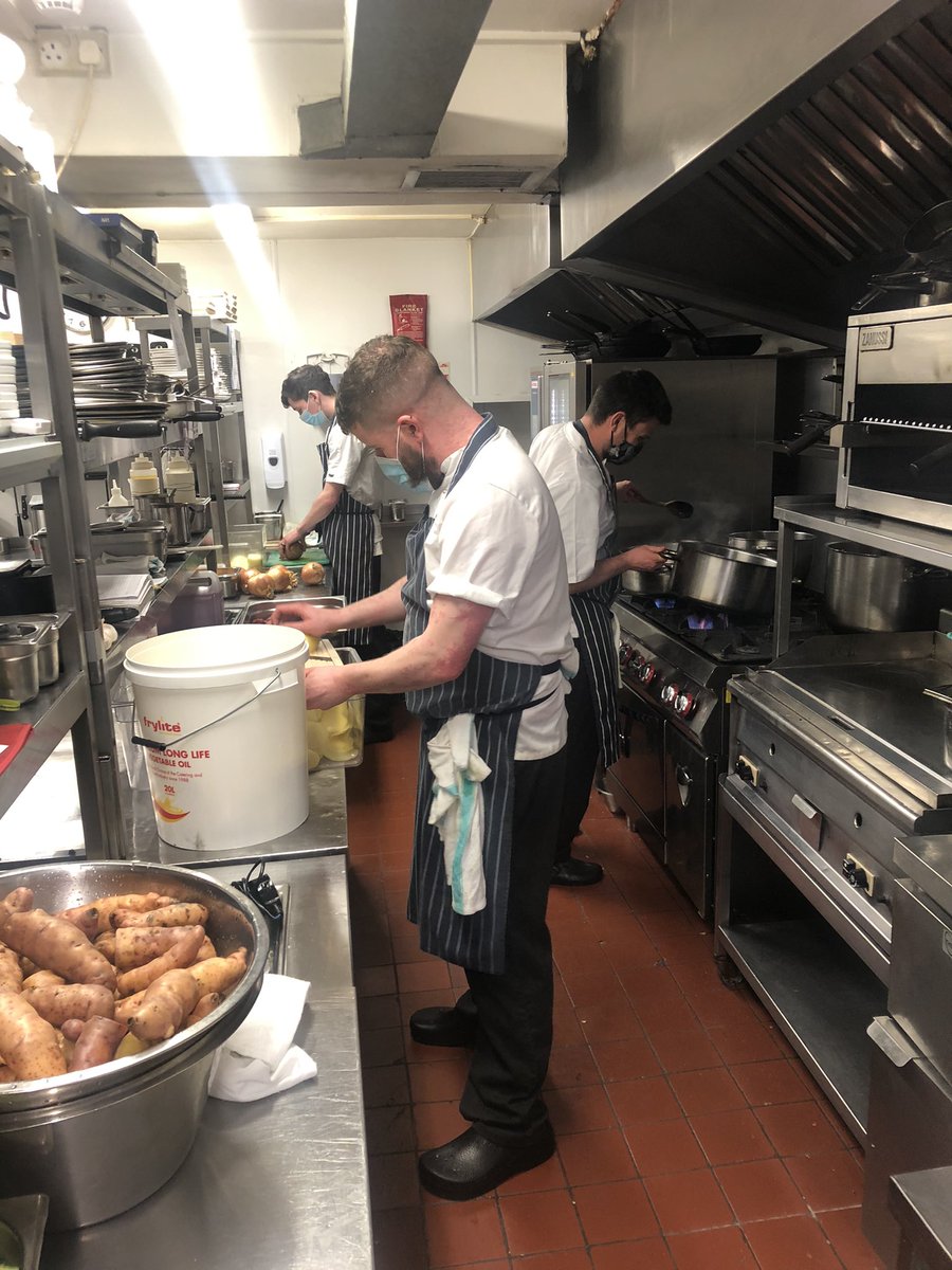 🎄🎅🏻 Ho! Ho! Ho! 🎁🍾 👨‍🍳🍽
🎵 “It’s beginning to look a lot like Christmas... “ 🎶 
Thrilled to have hearty laughter &amp; wonderful aromas emanating from these four walls once again ❤️ Welcome back team Hugo’s xx

<a href="/RAI_ie/">Restaurants Association of Ireland</a> <a href="/peterbyrnechef/">peter byrne</a>