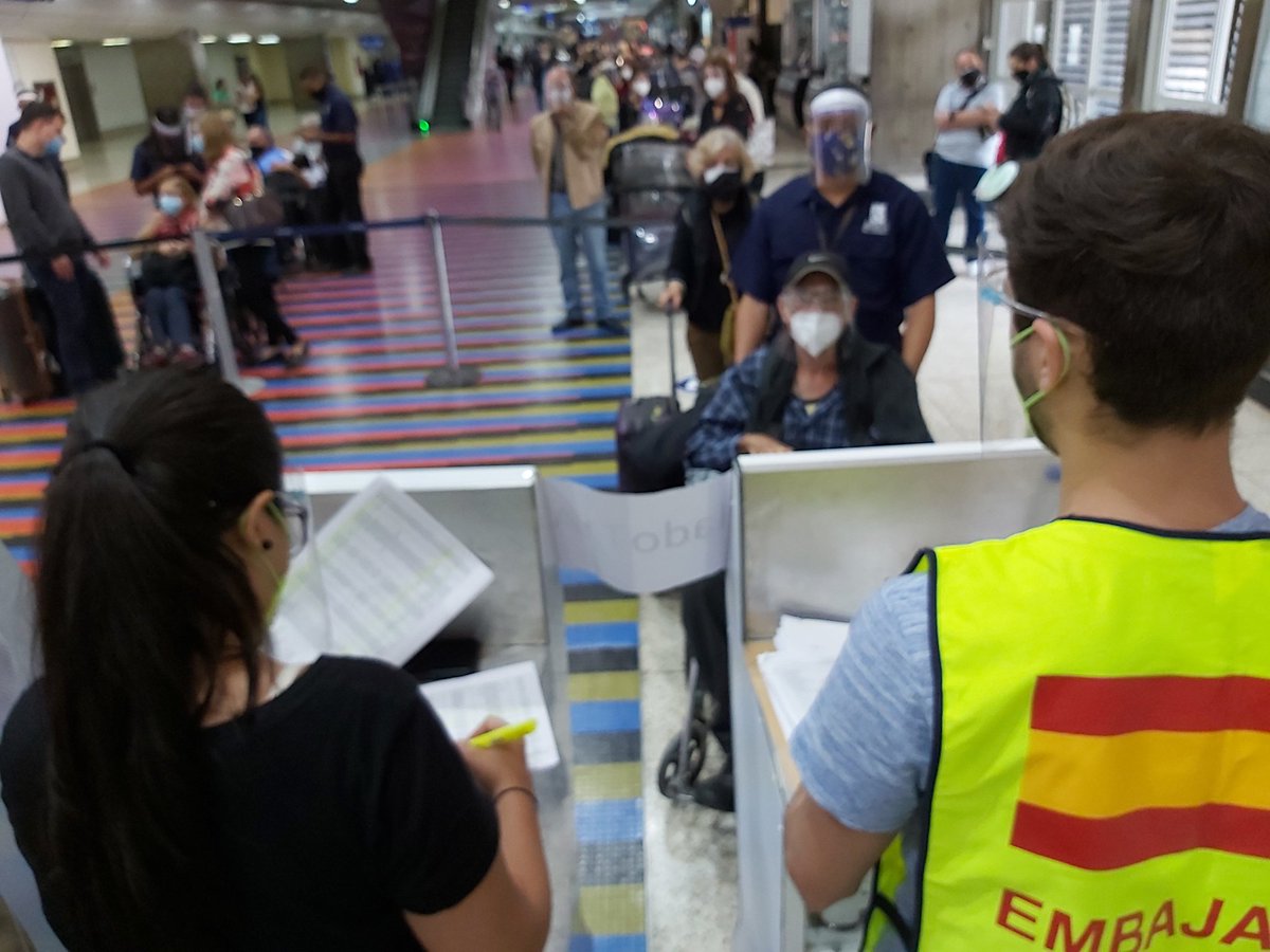 ConsEspCaracas's tweet image. 🛩Estamos en el Aeropuerto Internacional de Maiquetía comenzando los controles para un nuevo vuelo especial operado por @AirEuropa Más de 300 españoles, comunitarios y residentes regresan a sus hogares🇪🇦

Pedimos a los pasajeros paciencia y respeto a las indicaciones sanitarias.