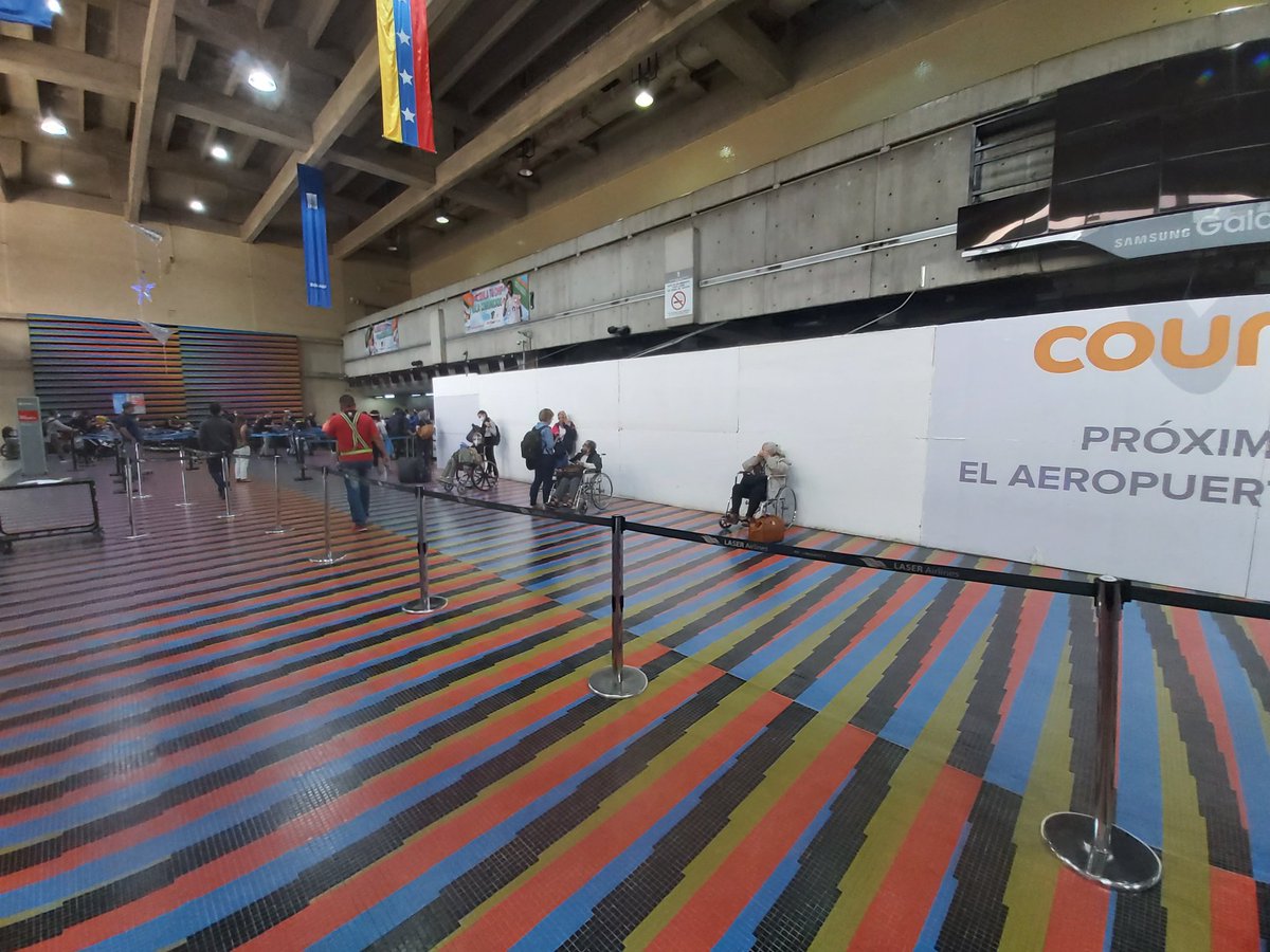 ConsEspCaracas's tweet image. 🛩Estamos en el Aeropuerto Internacional de Maiquetía comenzando los controles para un nuevo vuelo especial operado por @AirEuropa Más de 300 españoles, comunitarios y residentes regresan a sus hogares🇪🇦

Pedimos a los pasajeros paciencia y respeto a las indicaciones sanitarias.