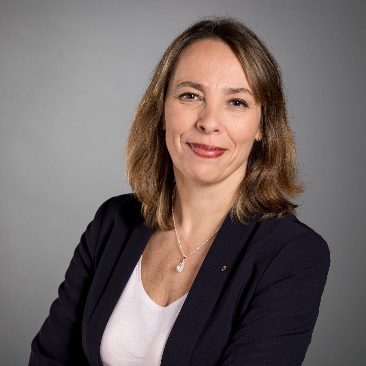 Automobelle's tweet photo. Femme de l'année : #Clotilde Delbos, Directrice générale adjointe et Directrice financière du #Groupe #Renault, Présidente du conseil d’administration de #RCI Banque, a été élue #Femme de l'année 2020 par l'association #Wave (Women and Vehicles)... https://t.co/KVBA60c6YC https://t.co/idVv9K29qV