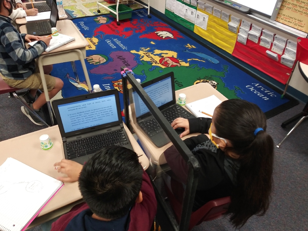 BonnerTylerISD's tweet photo. Third grade dual language students participating in structured conversations and structured reading activities. Outstanding lesson Mr. Alvarado! #7Stepsinaction #sentecestems #readysignals #technologyintegration #A2D #Mightybees #successfulstudentoutcomes https://t.co/jVKhbpLiwc