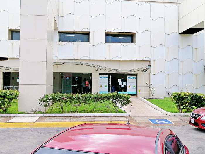 EnCambioDiario's tweet photo. #DeAyer El Centro de convenciones de #Chetumal se convirtió en el centro de trabajo de diputados de la Décimo Sexta legislatura ante la imposibilidad de entrar a la sede del @CongresoQRoo https://t.co/GlemhwUbUq
