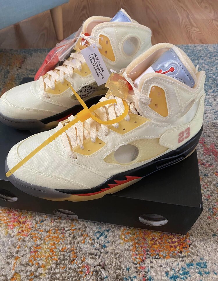 Jordan 5 x off white “Sails” 🔌

All sizes available *Deadstock*

Message me now