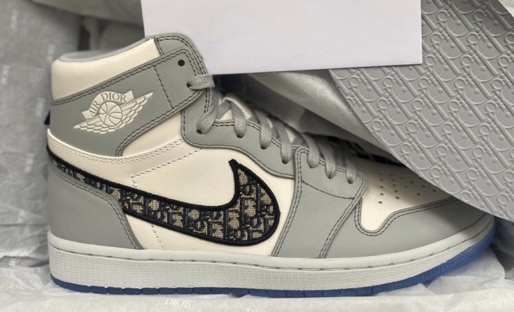 Dior Jordan 1 🔥

Limited sizes available *Deadstock*

Message me for your size !!